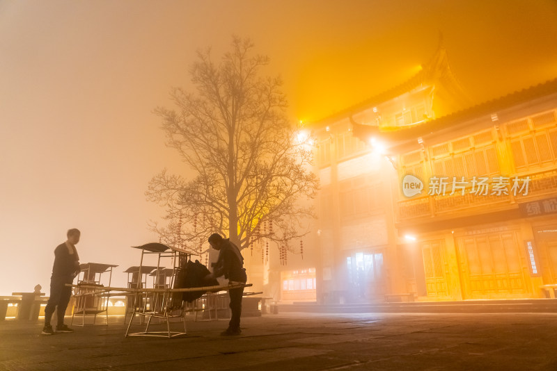 武当山景区夜色中的轿夫和游人