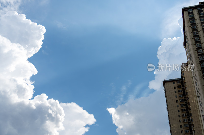 西双版纳城市建筑与蓝天白云