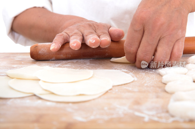 中国人在砧板上擀饺子皮准备包饺子