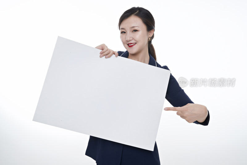 棚拍白色背景的亚洲青年女性商务公关