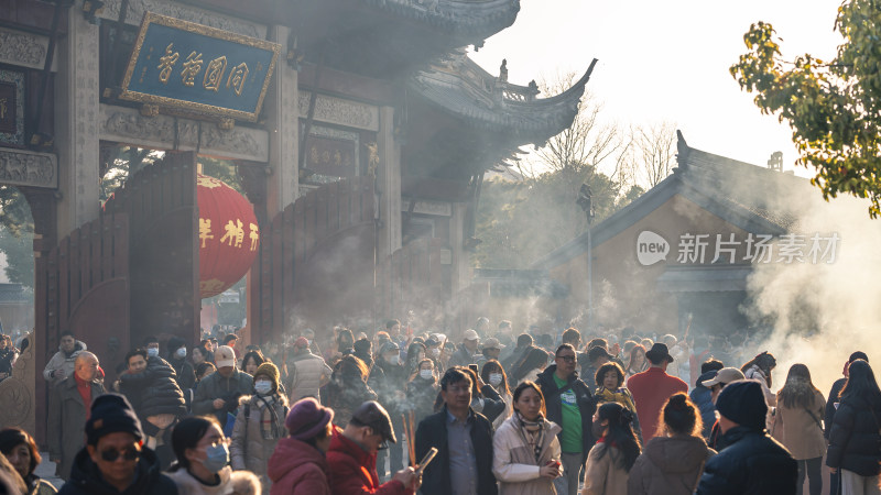 寺庙门口人群烧香祈福场景