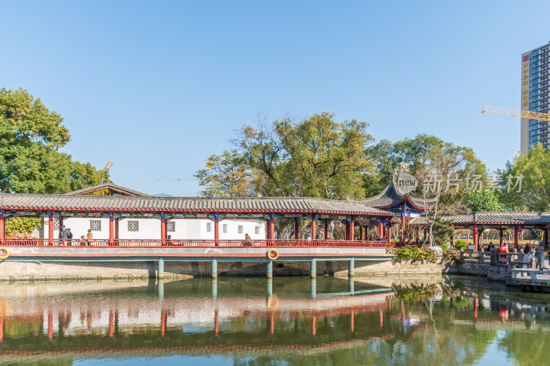 水上古典廊桥建筑风景