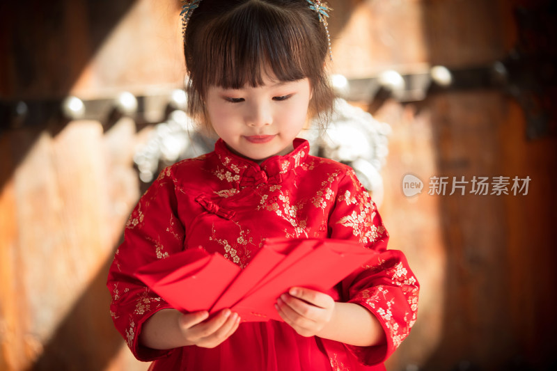 可爱的小女孩拿着红包