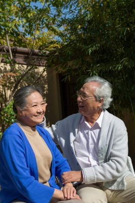 老年夫妻在院子里