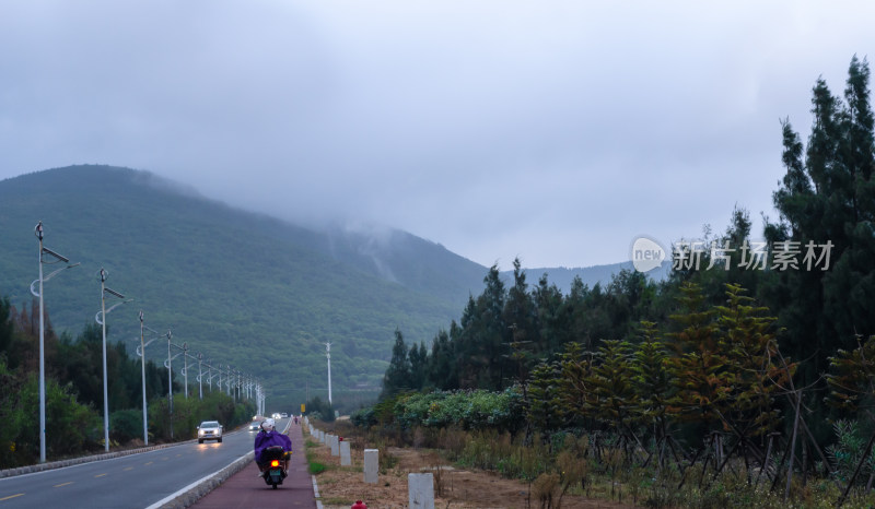 福建省福州平潭岛环岛路，起雾的道路