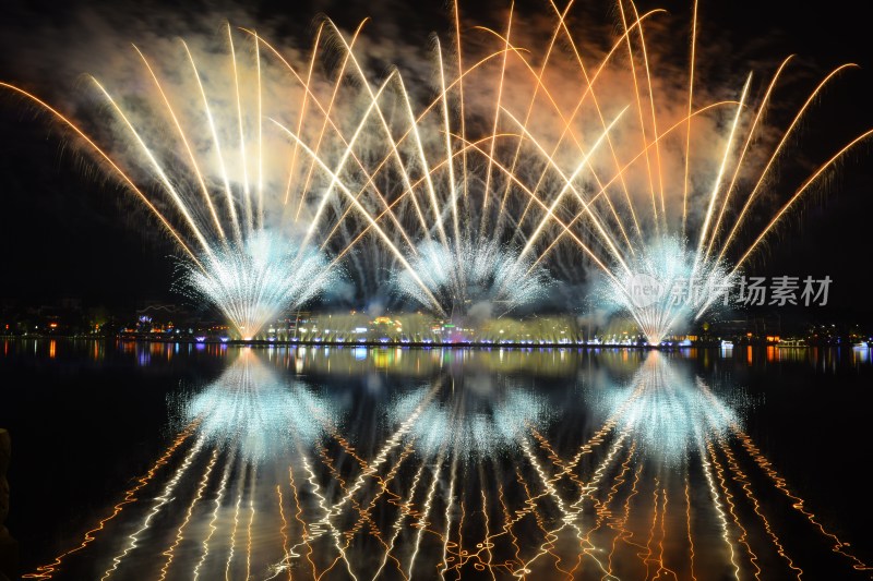 长沙浏阳烟花湖面夜景烟花绽放倒影