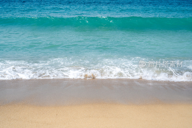 海南三亚亚龙湾沙滩海浪