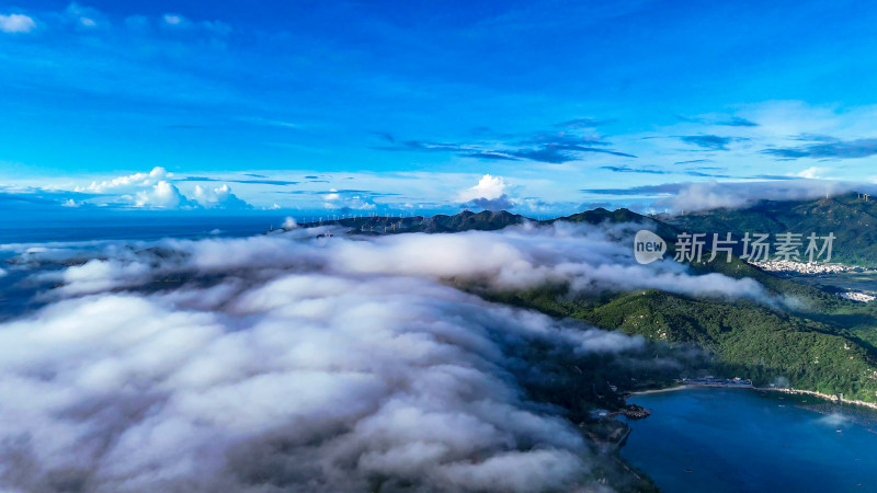 广东汕头南澳岛海上岛屿清晨云海航拍图