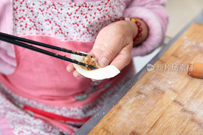 黄皮肤的人在制作美食馄饨