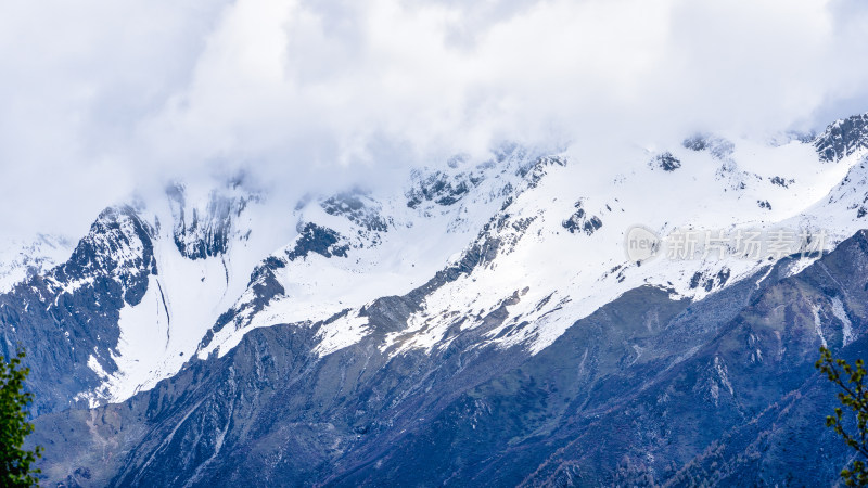 四川阿坝的地标雪山四姑娘山