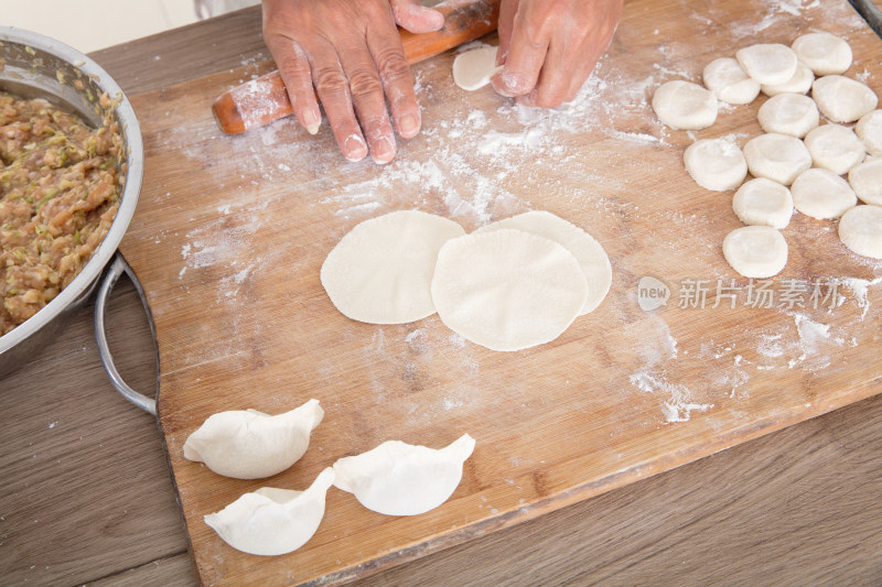 在砧板上擀饺子皮准备包饺子