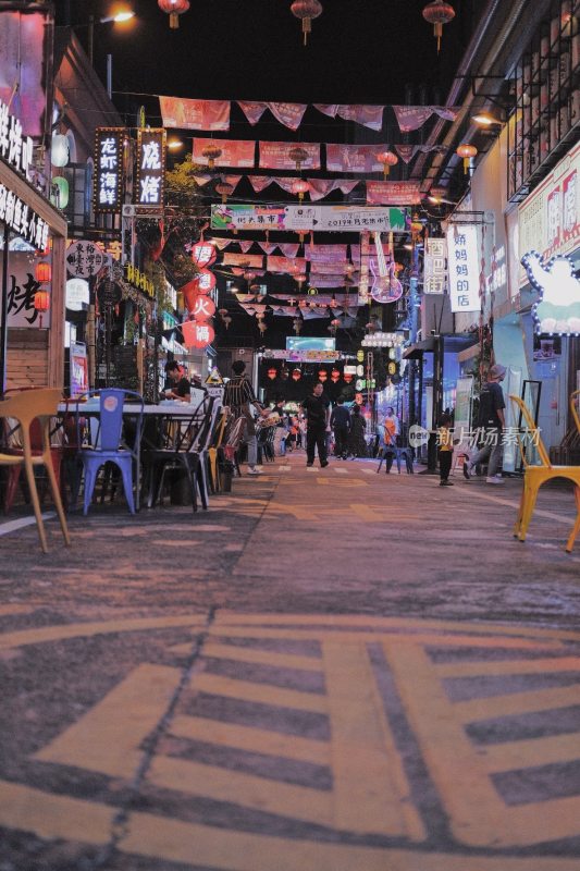 夜市街道街区商业街晚上摊位美食