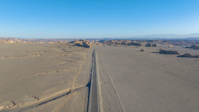 新疆航拍戈壁滩柏油公路