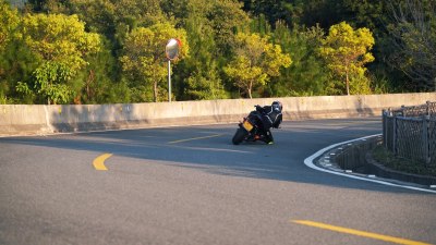 机车骑摩托车公路飙车山路骑行过弯压弯火花