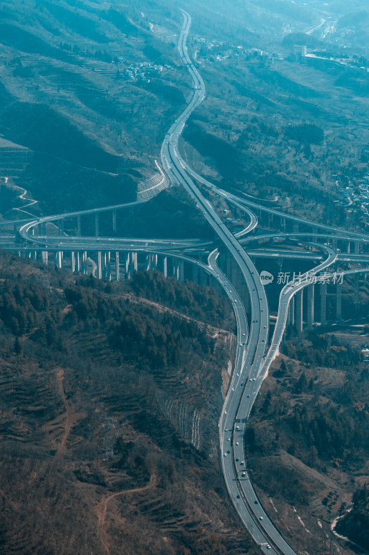 山间城镇全景，高架公路贯穿其中