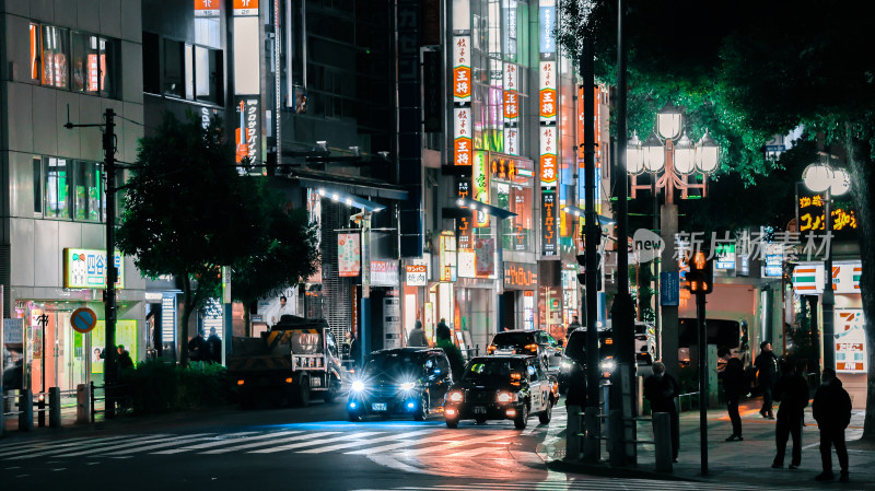 夜晚霓虹灯下的繁华都市街道景象