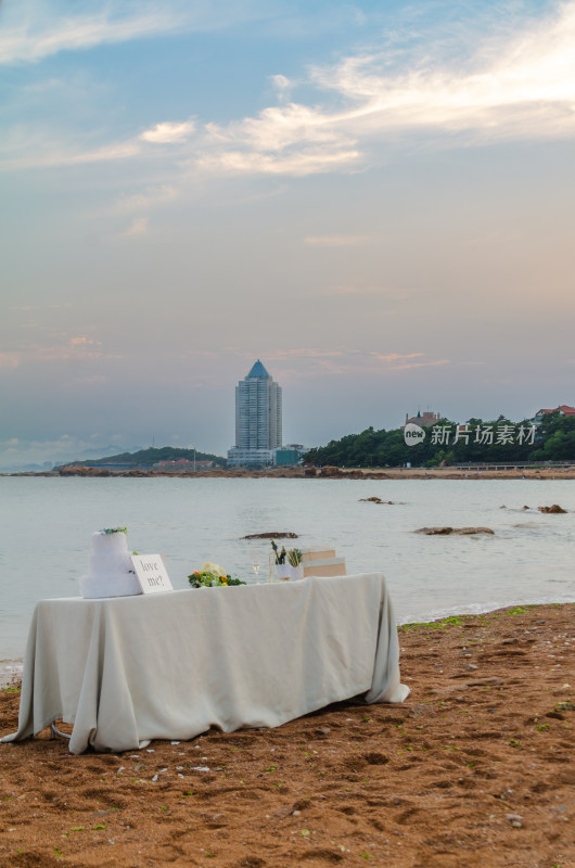 青岛太平角公园的海景，海边沙滩上的桌子