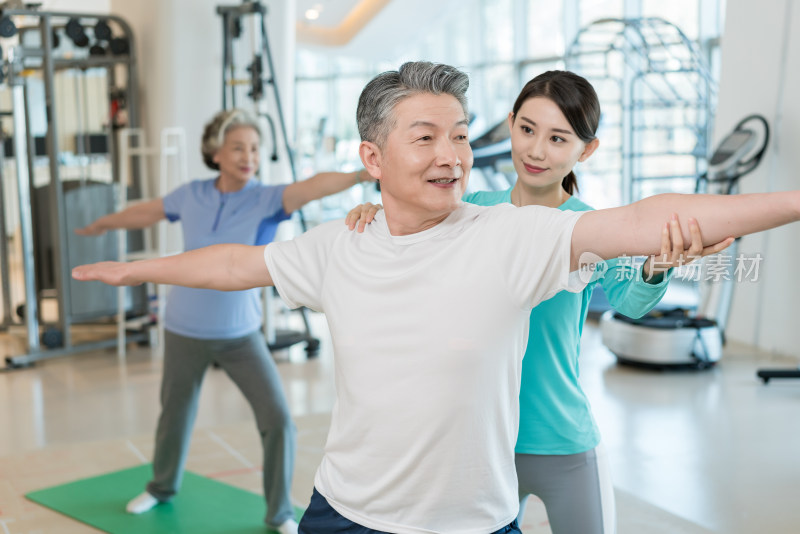 老年夫妇在私教的指导下健身