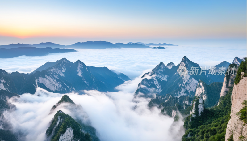 云雾缭绕的壮丽华山山景