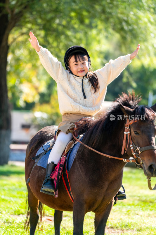 快乐的女孩骑马