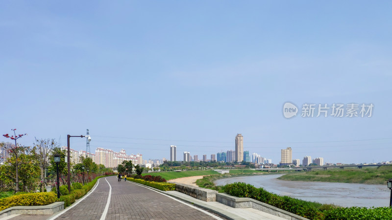 河畔城市道路及远处高楼景观