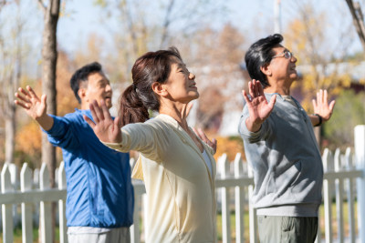 一群中老年人伸展健身