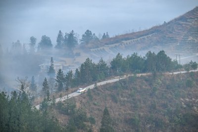 重庆酉阳：雾锁山峦村庄靓