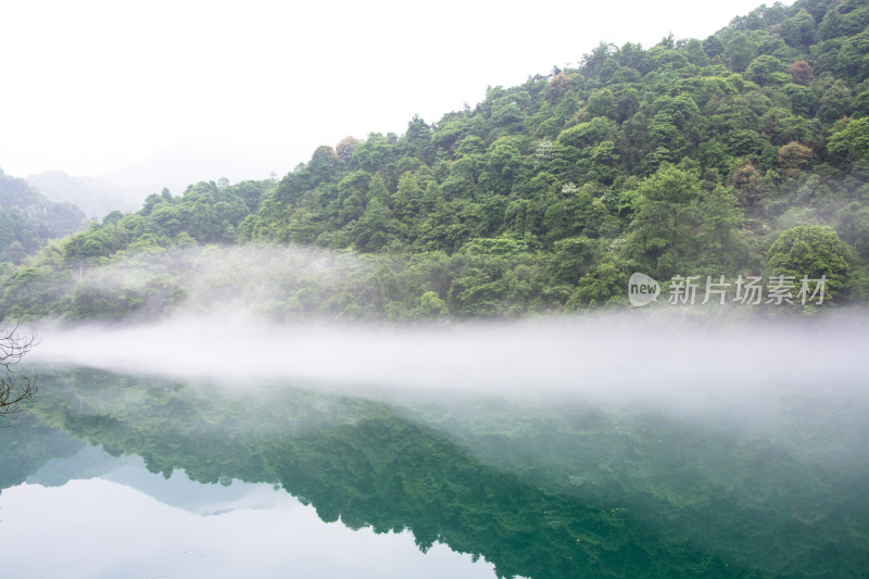 山林环绕雾气氤氲的湖水风光