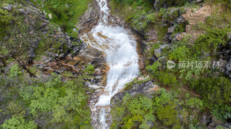 四川阿坝理县毕棚沟景区的高山瀑布