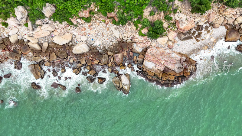 航拍海浪拍打礁石大海海洋自然风景