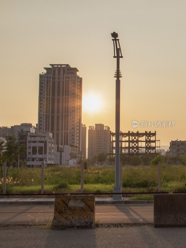 落日，建筑，夕阳余晖，橙色的天空