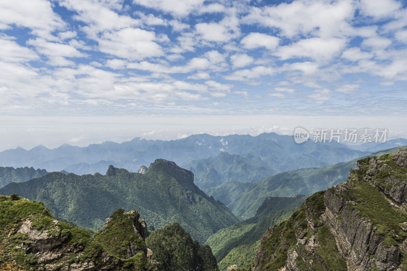 崇山峻岭间的壮丽自然风光