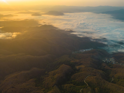 航拍山峦云海