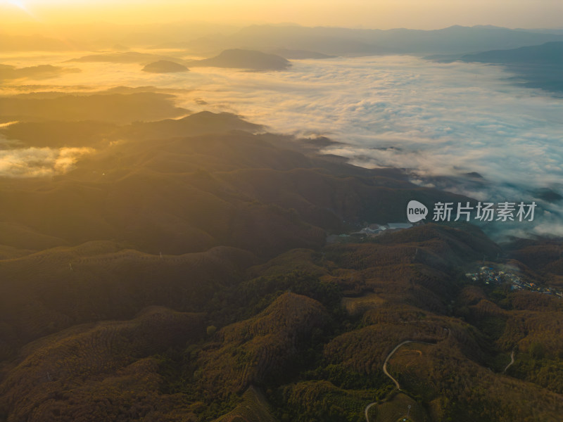 航拍山峦云海