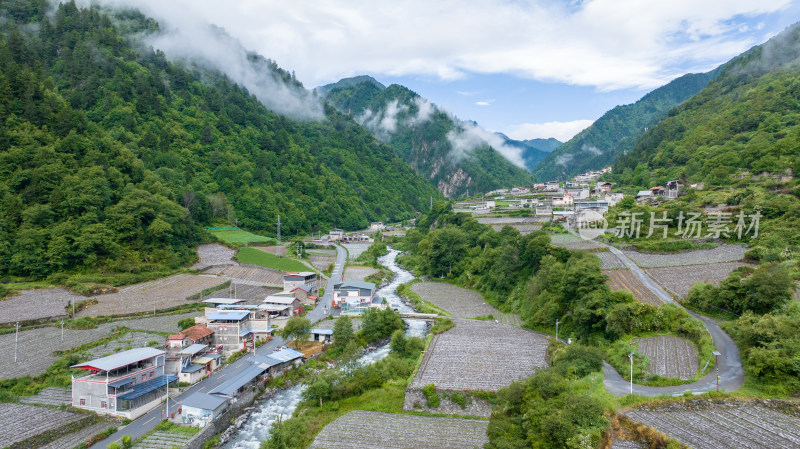 川西阿坝理小路自驾途中的理县朴头镇罗沟村