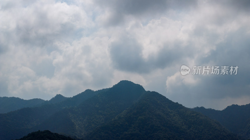 暴风雨来临前的杭州西湖远山