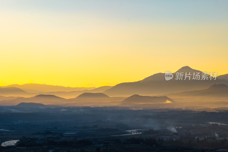 日出时分的腾冲火山群