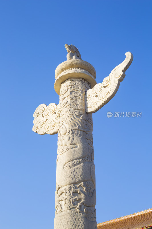 中国北京天安门前的华表在蓝天下
