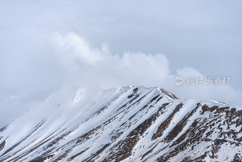 青海阿尼玛卿雪山-高原山峰山顶云雾