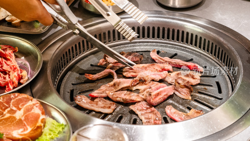 餐桌上的牛肉烤肉美食多角度特写