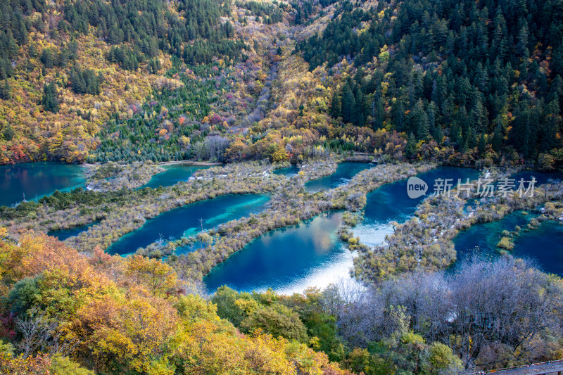 九寨沟秋色，树正群海湖光山色五彩斑斓