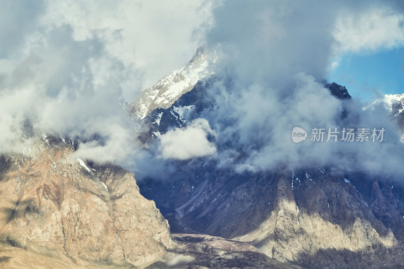 航拍巍峨的雪山