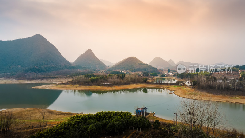 冬季青山绿水如画