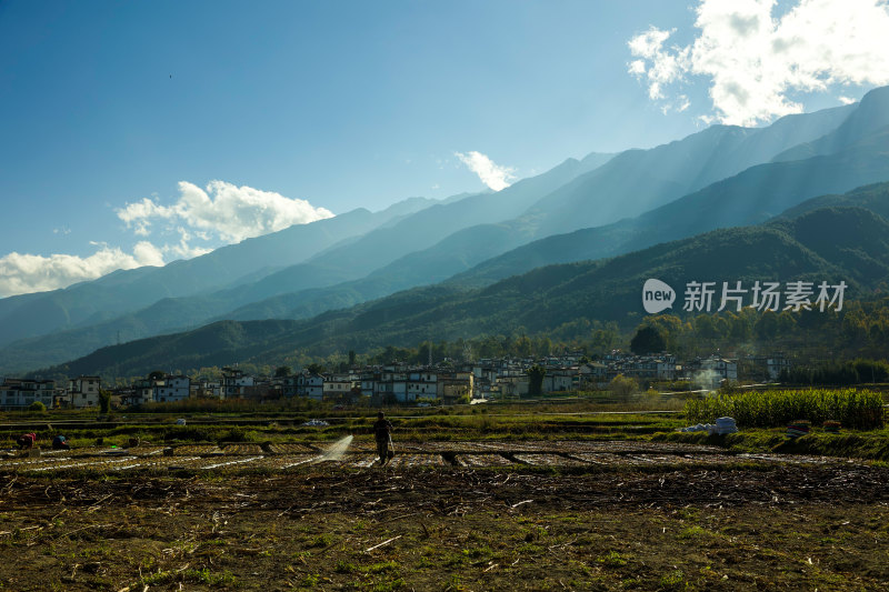 苍山丁达尔光下的村子和农田