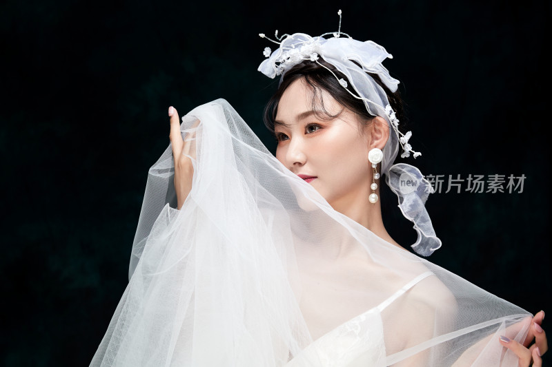 黑色背景下的女性复古婚纱妆面