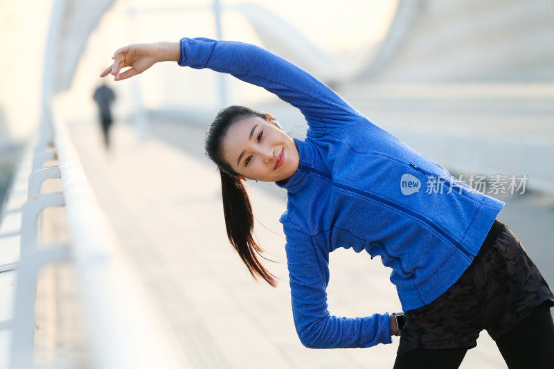 青年女人户外健身