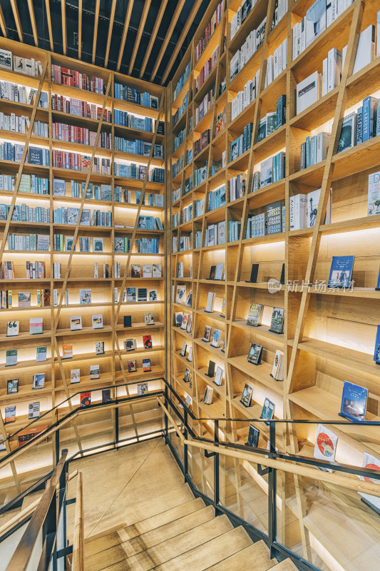 江苏南京书店里摆放书籍的大型书架