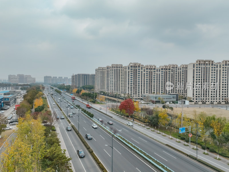 航拍昆山道路上的秋冬景色