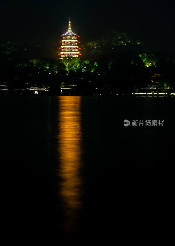 杭州西湖柳浪闻莺雷峰塔夜景倒影