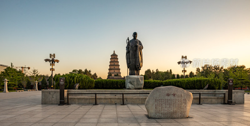 清晨的西安大雁塔大雁塔南广场玄奘雕塑景观